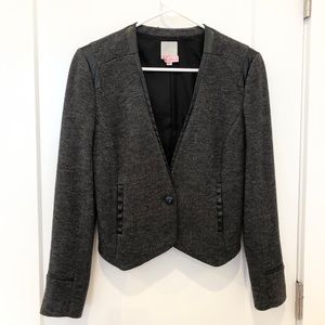 Cropped Halogen blazer. Dark gray with black trim